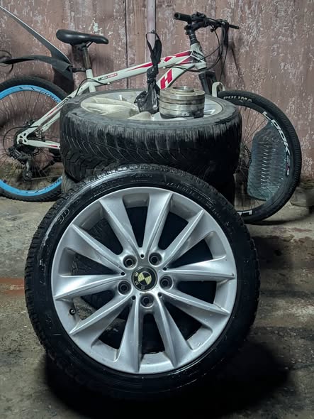 Undamaged alloy rims with tyres