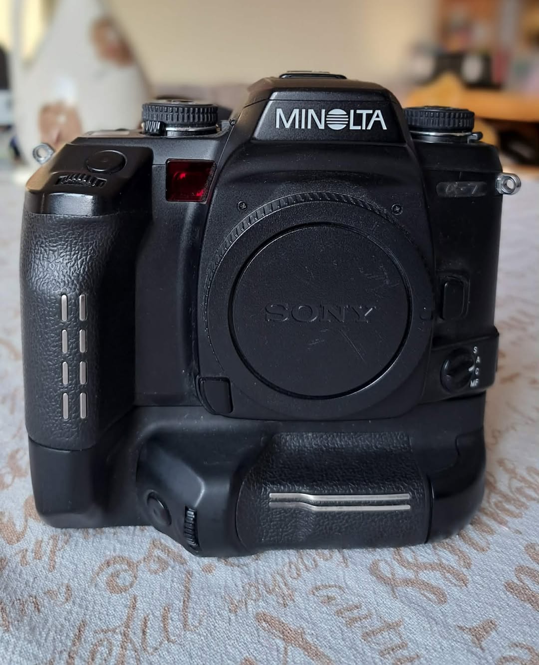 Minolta α-7 film SLR camera with VC-7 grip