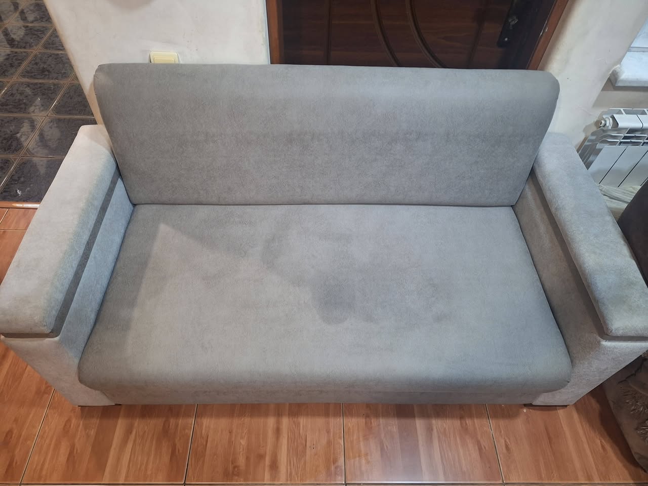 Boz rəngli divan, ideal vəziyyətdə