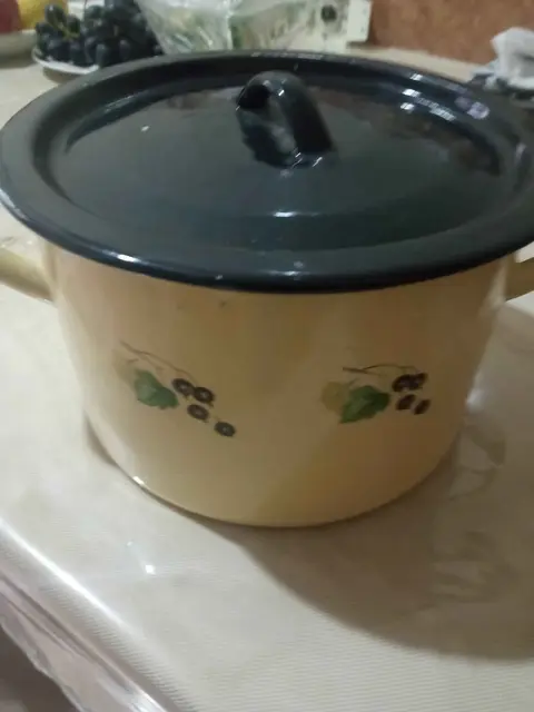 Enamelled pot, capacity 3.5 litres