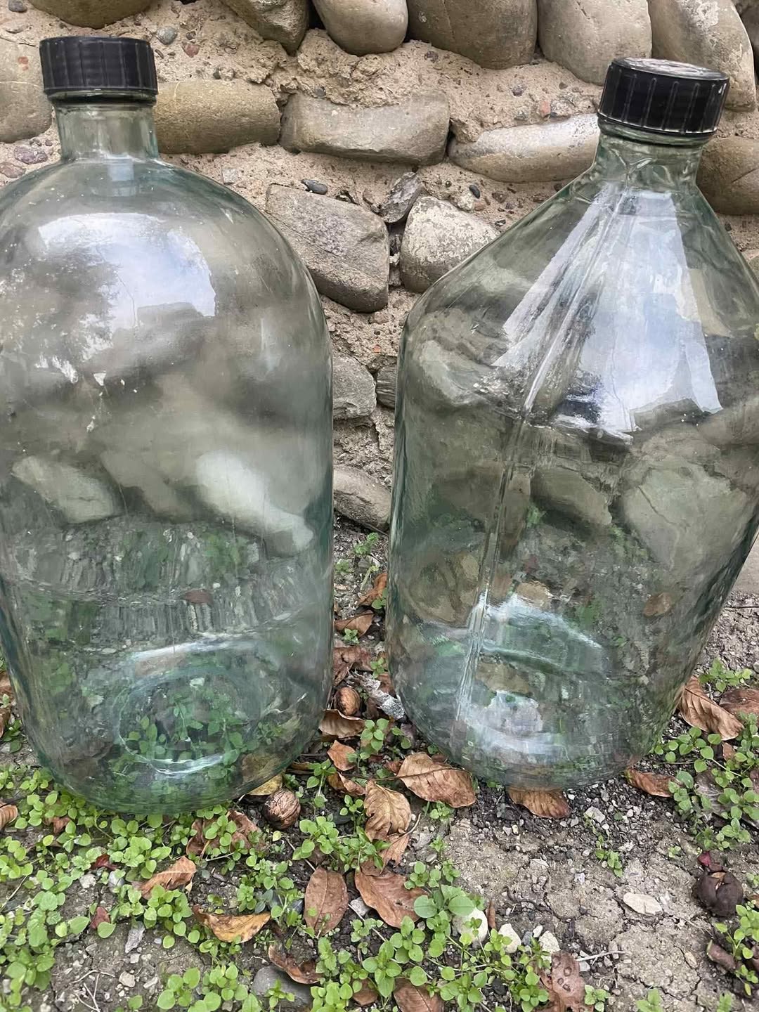 Cam şişelerin 20 litrelik 30 adet kalıntısı vardır