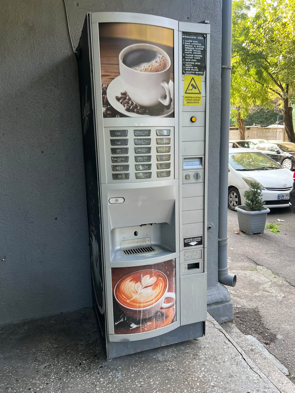 Coffee machine, vending machine