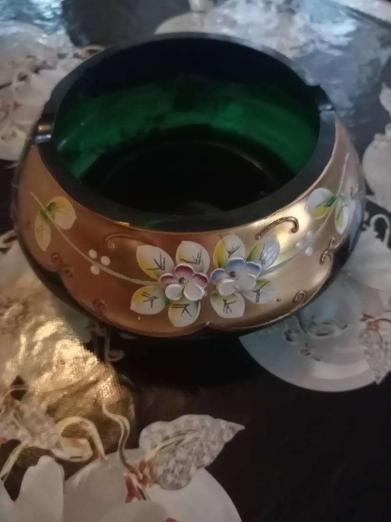 Əl ilə boyanmış şüşə külqabı