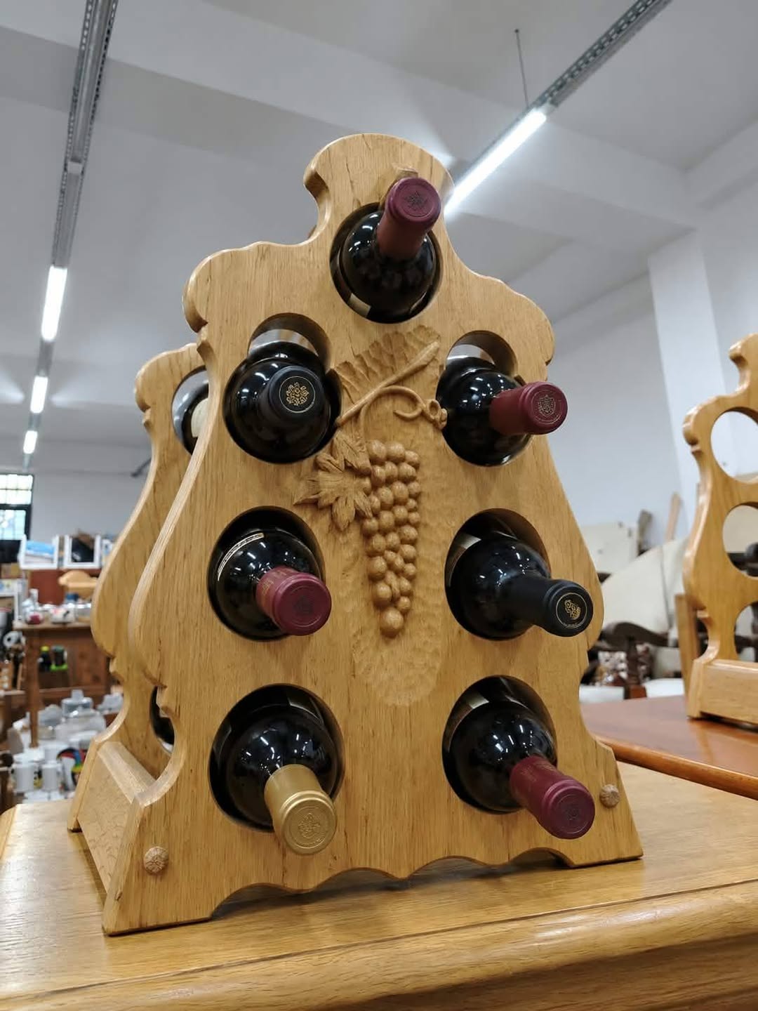 Ağacdan yapılmış şarap şişeleri için şarap mahzeni. — 160₾