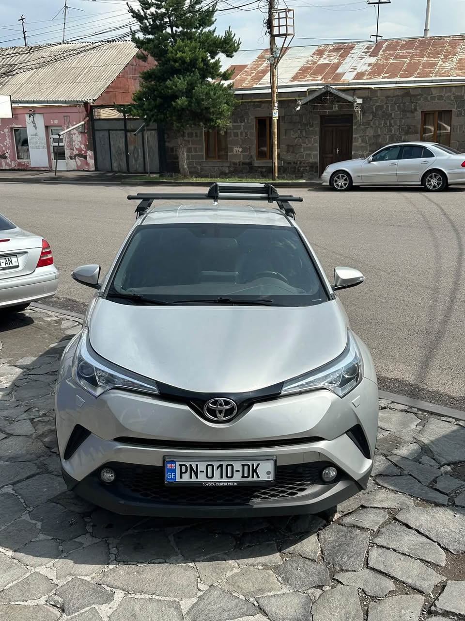Mərkəzdə 2017-ci ilə aid 4x4 şinləri olan şəxsi maşın satılır - 15,000$