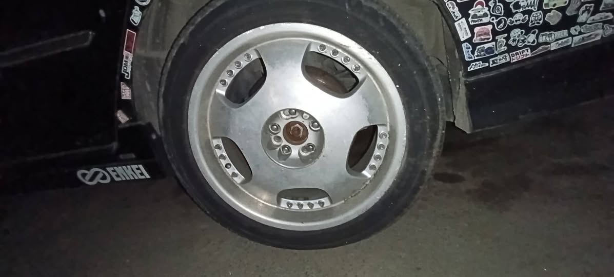500 ლარი ..იყიდება დისკები საბურავებით..R 19