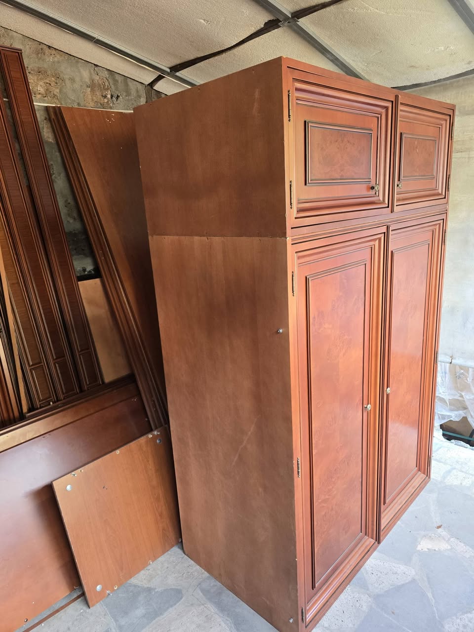 Ներկառուցվող փայտե պահարան