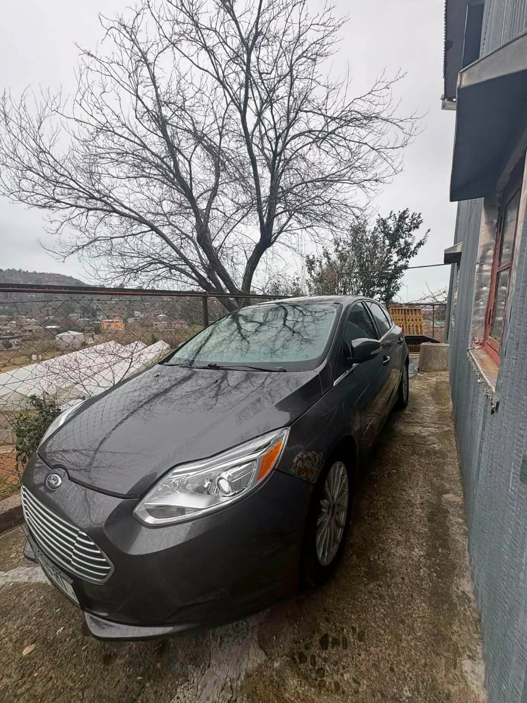 Ford Focus elektriklidir. Çok ekonomiktir ve iyidir.