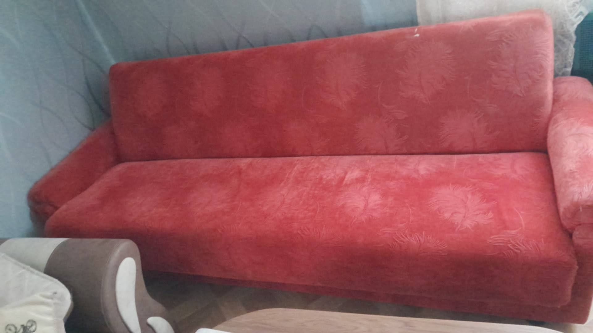 Qırmızı divan yataqlı, dəmirlə çərçivəli