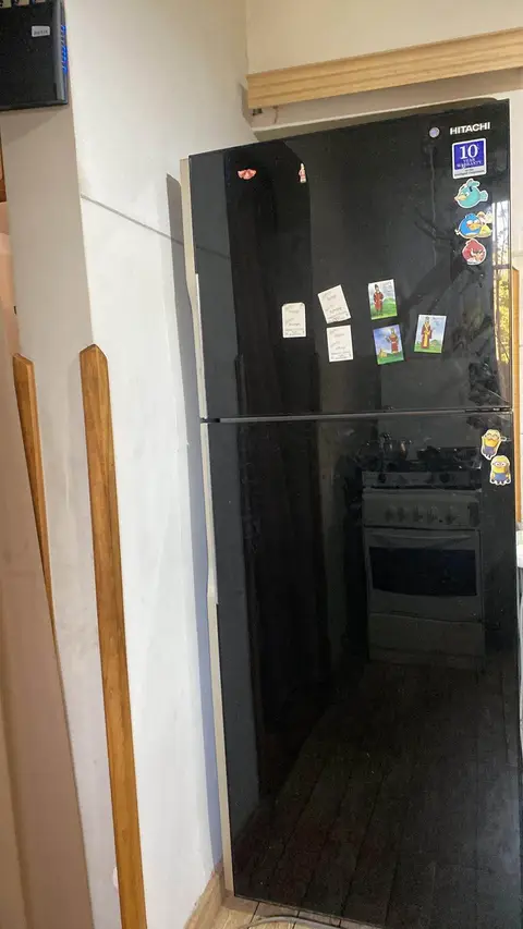 Büyük hacimli siyah buzdolabı