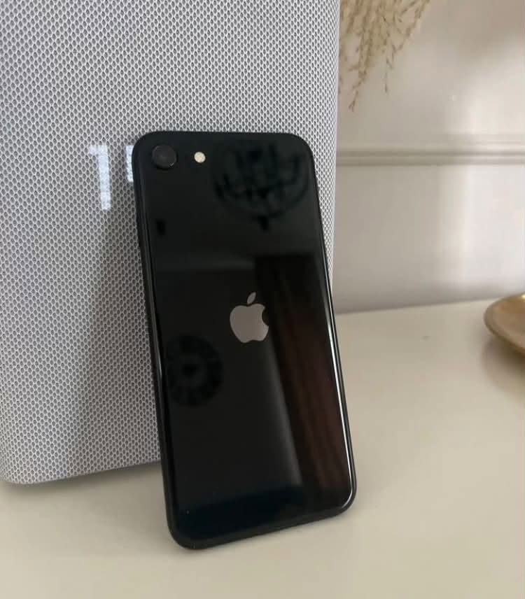 Վաճառվում է IPhone SE (64 գբ) ՝ 200₾