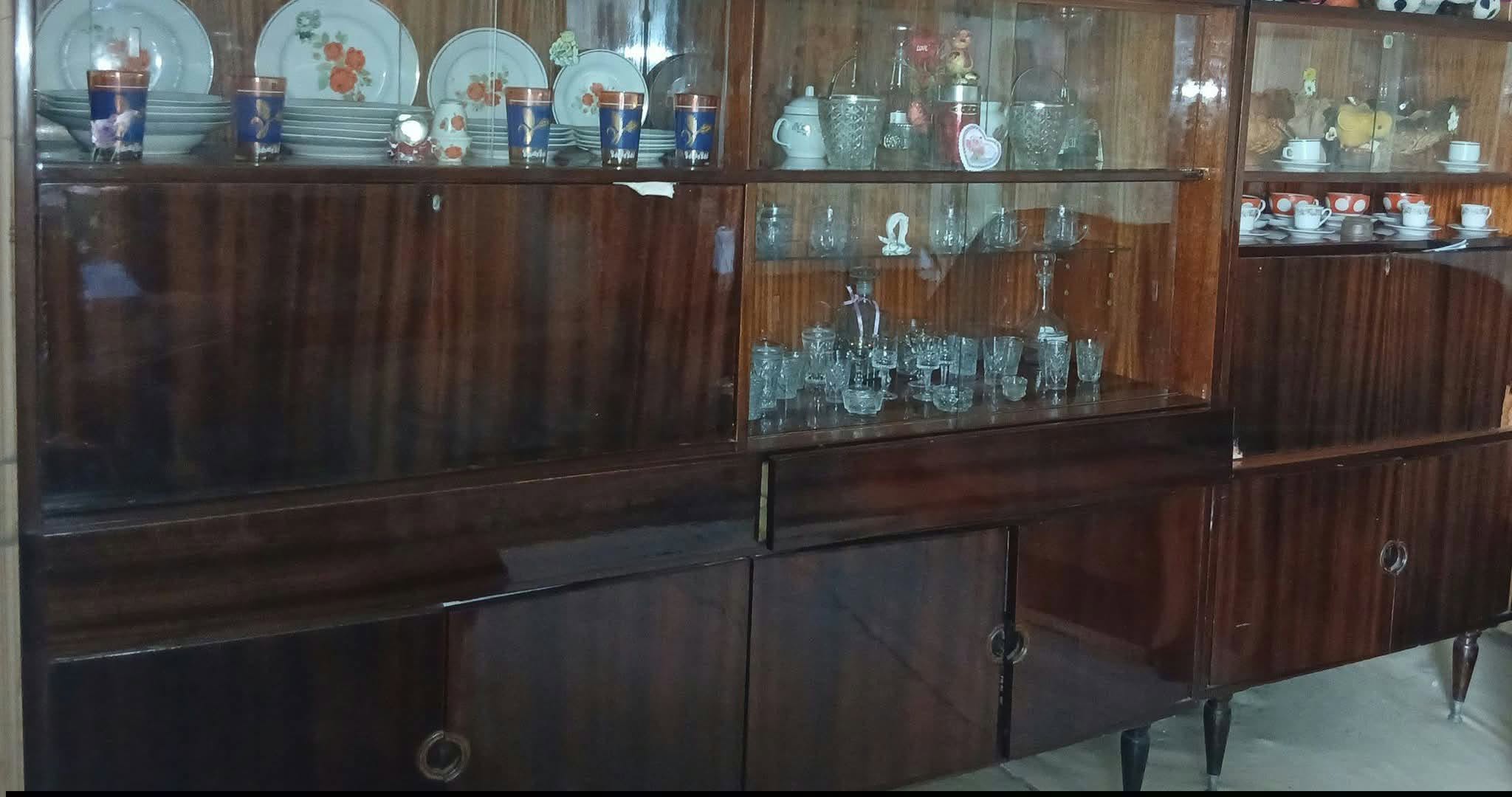 Փայտե սրահի կահույք ապակե դարակներով