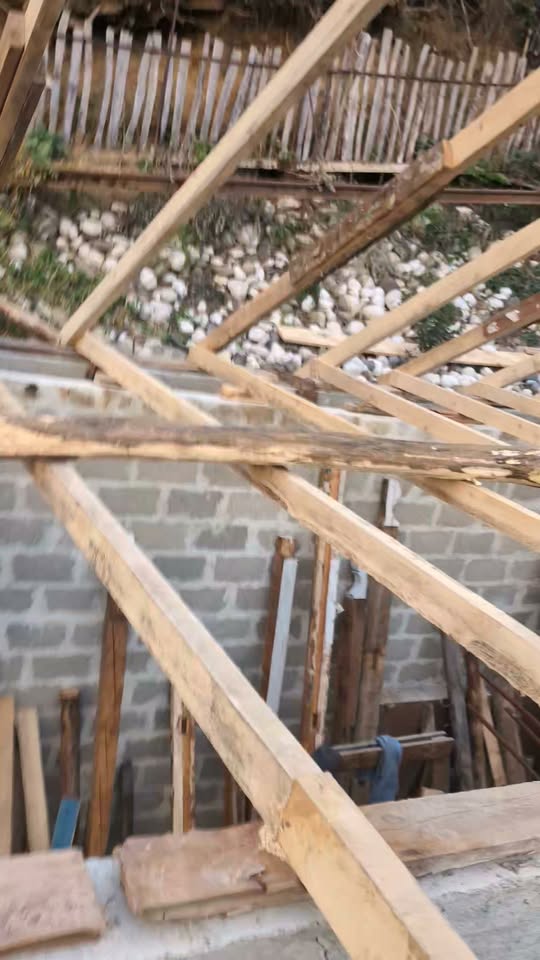 Evlerin çatılarını ahşap malzeme ile kaplıyoruz