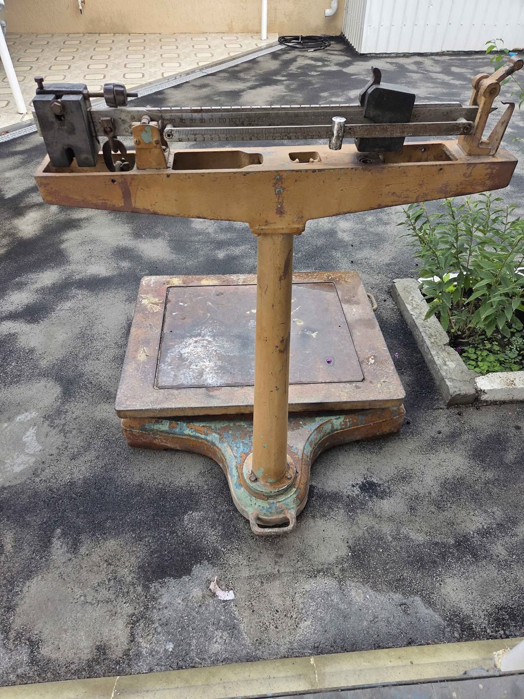 The scale of 500 kg is for sale in excellent condition
