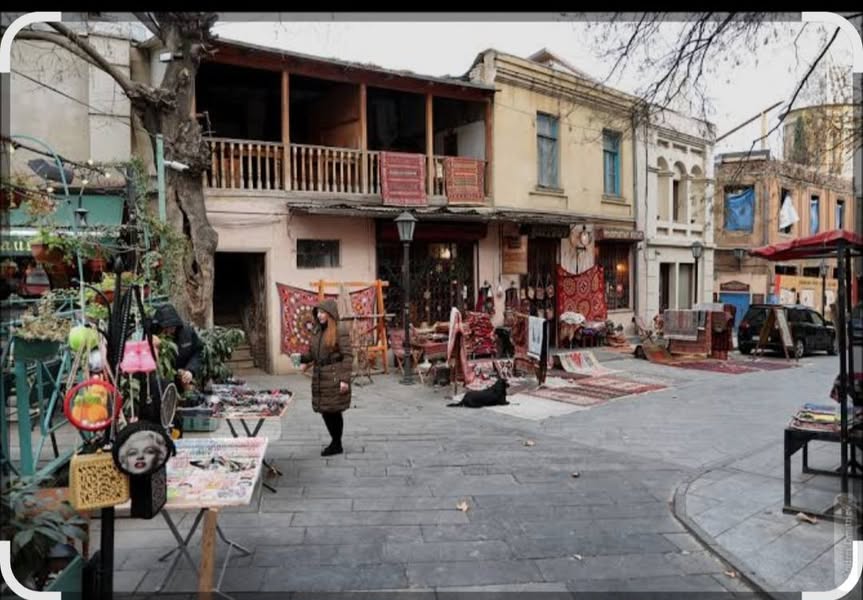 Satılır ev Tbilisinin mərkəzində, iki mərtəbəli kommersiya binası