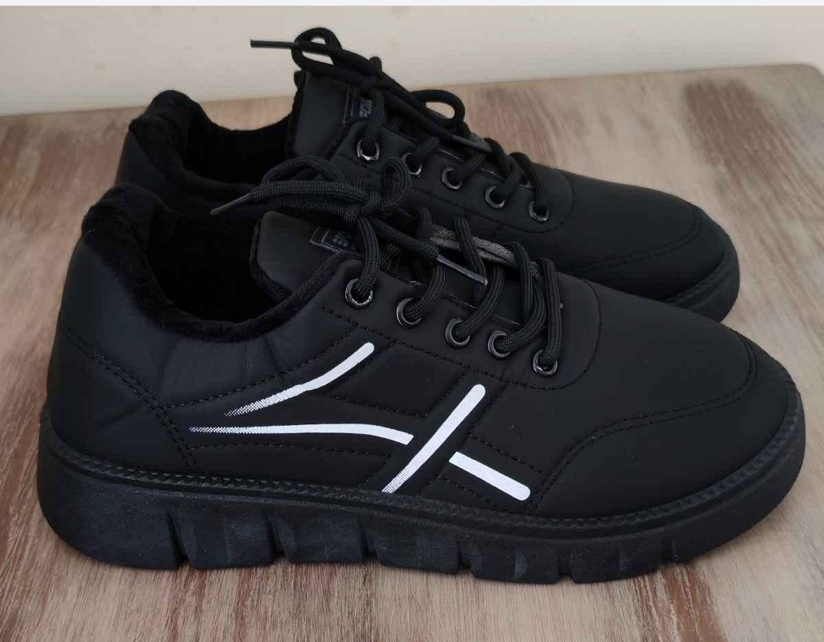 Insulated sneakers, size 39