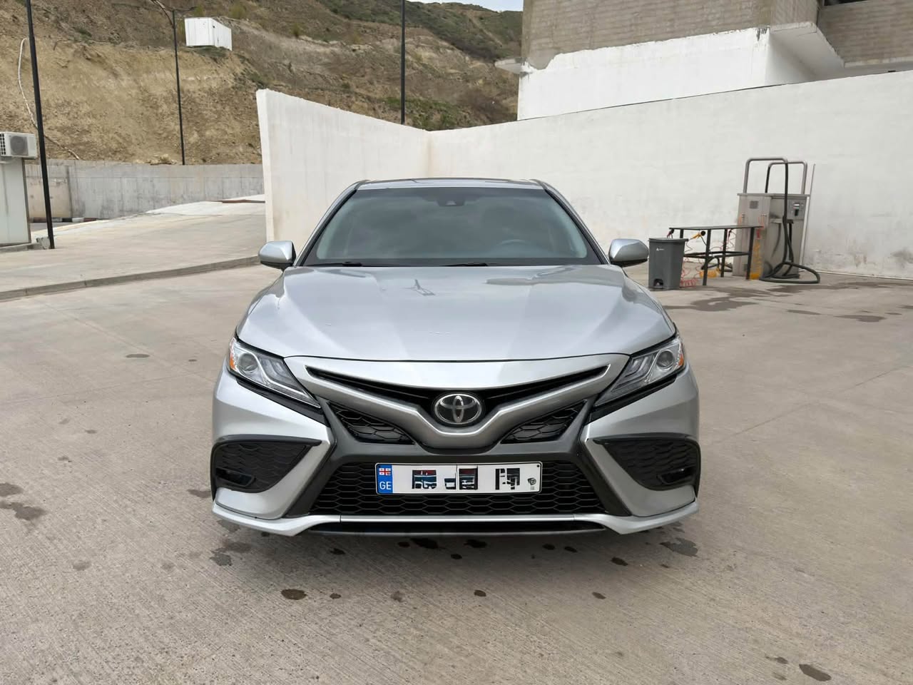 აზერბაიჯანულად: იქიდან ცალები 2018 წლის Toyota Camry 2.5 — 10,200 დოლარი.