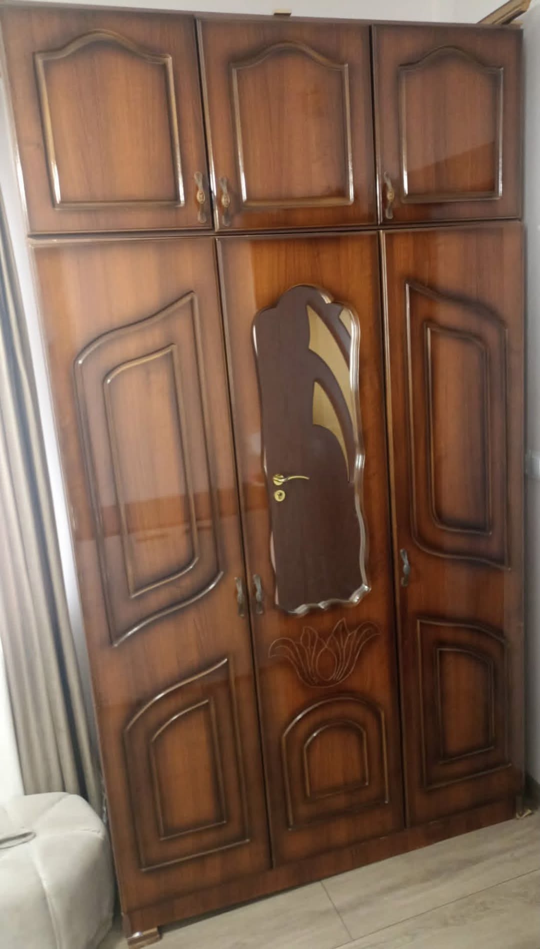 Փայտե տեսքով պահարան