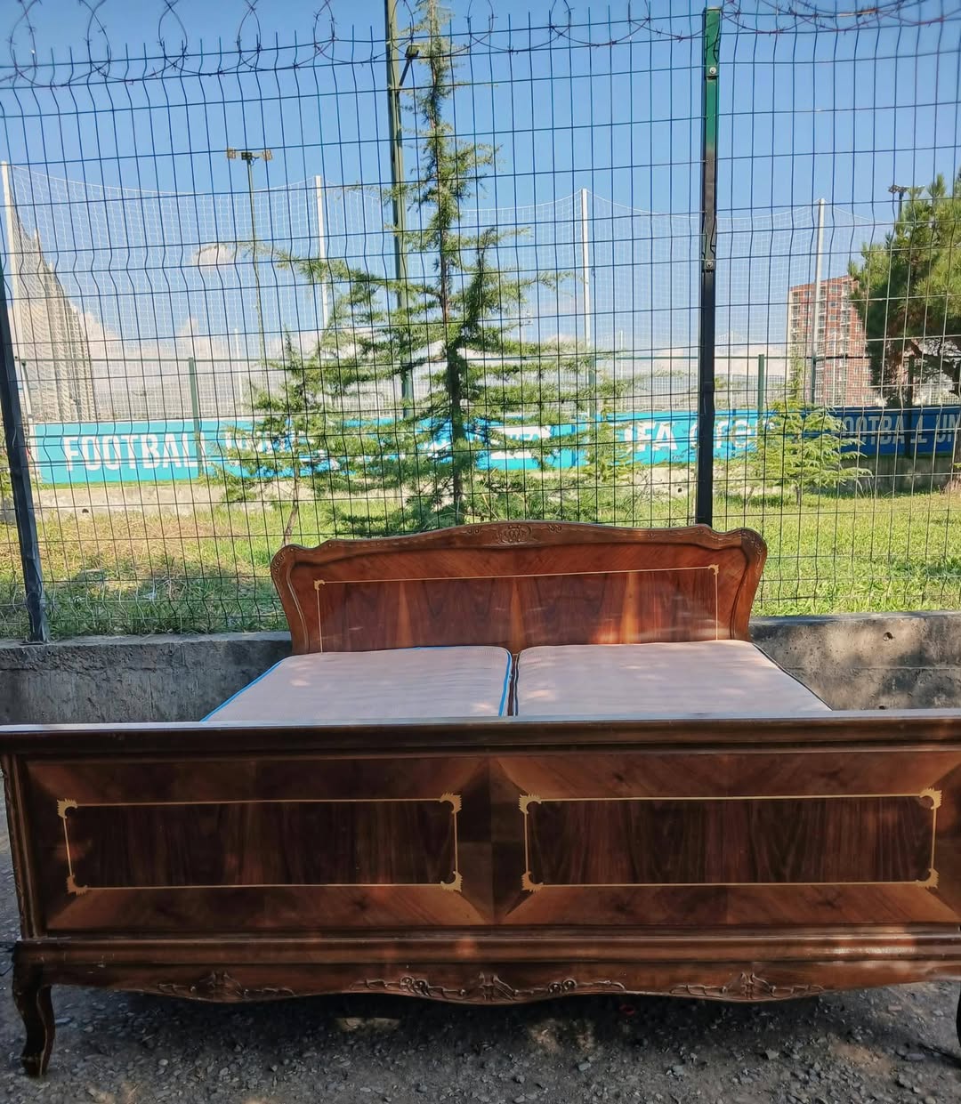 Şkaf 3 qapılı satılır.Həmçinin iki yerlik divan - 400₾