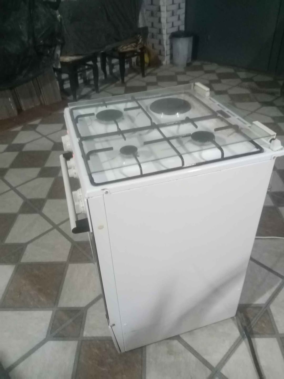 Plitə, 3 qaz və 1 elektrik konfor