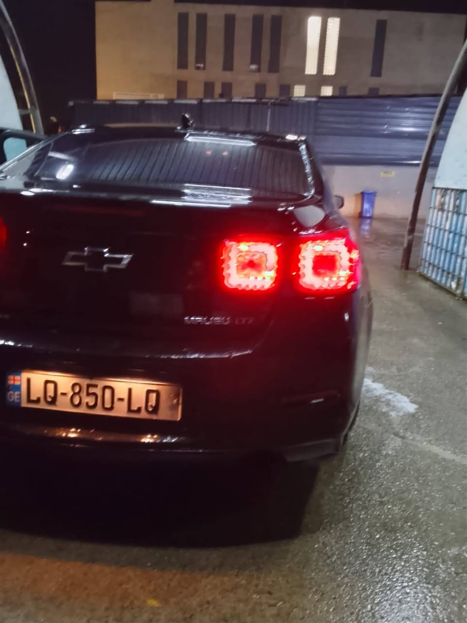 იყიდება გამართულია მანქანა ხელზე 1800$ და 2002