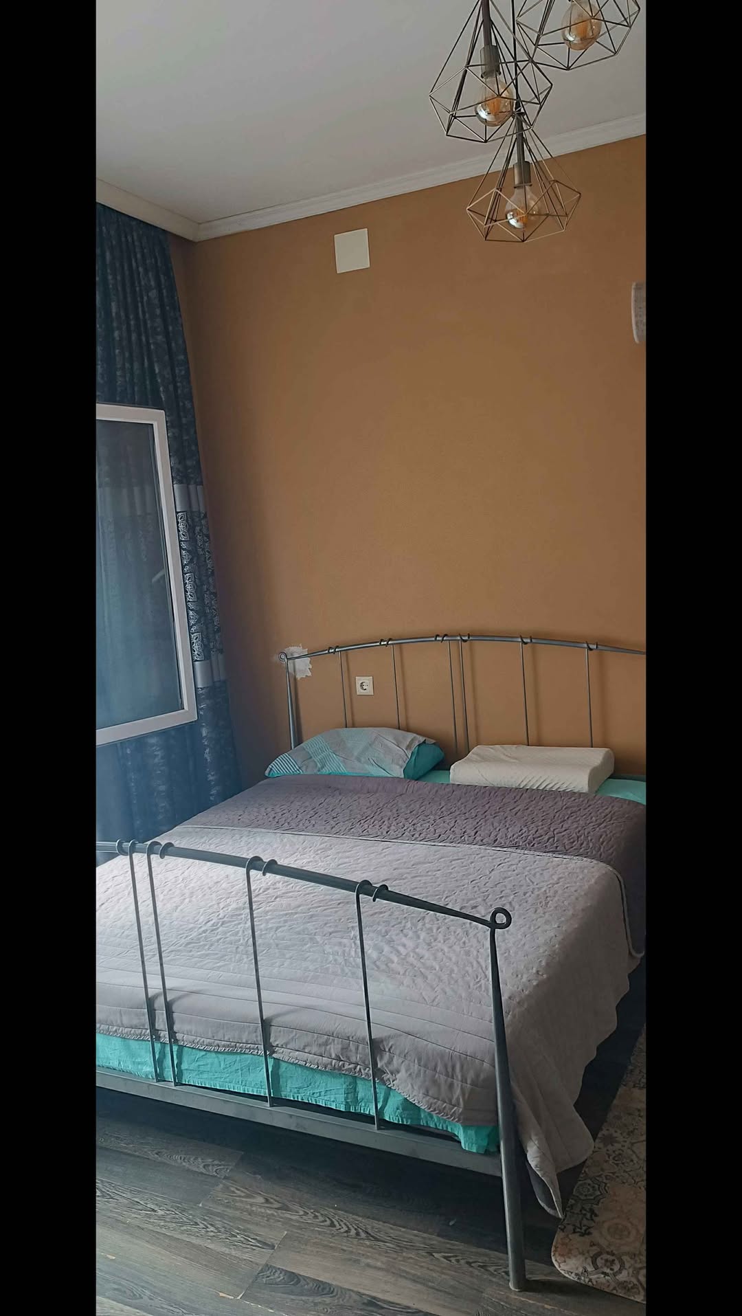 Satılık demir katı yatak 160×200 ebatlarında matraslıdır