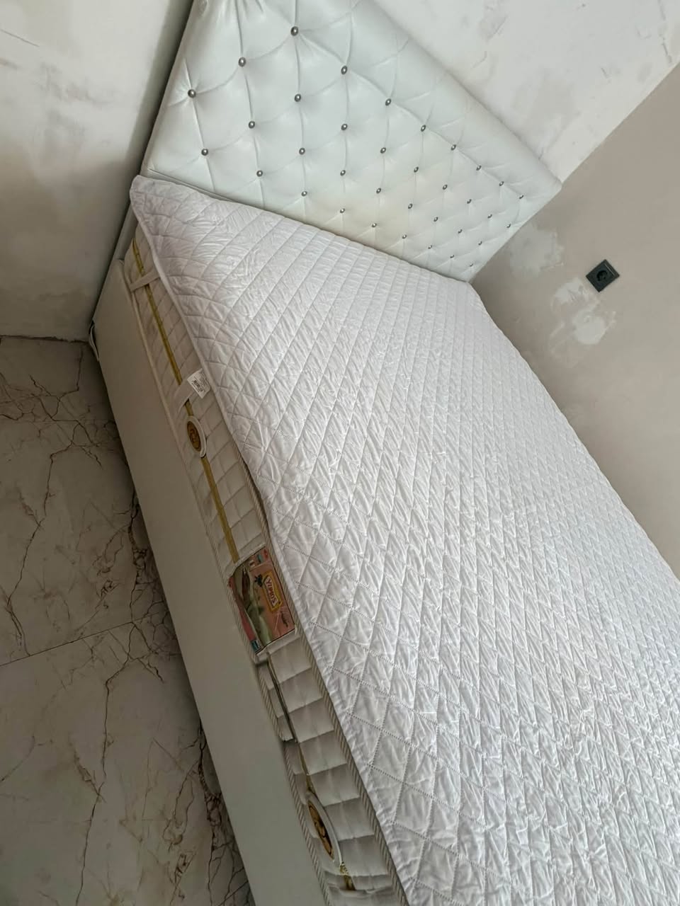 140/200 ölçülerinde yatak ve yastık satıştadır fiyatı