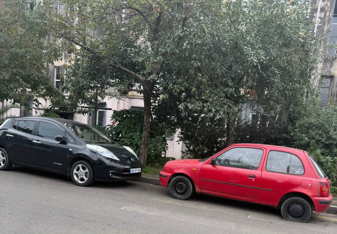 სასწრაფოდ იყიდება წითელი 2000 ლარად მეორეს