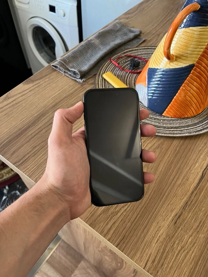 iPhone լարի հիշողություն՝ 128 GB: Մարտկոց՝ 2000