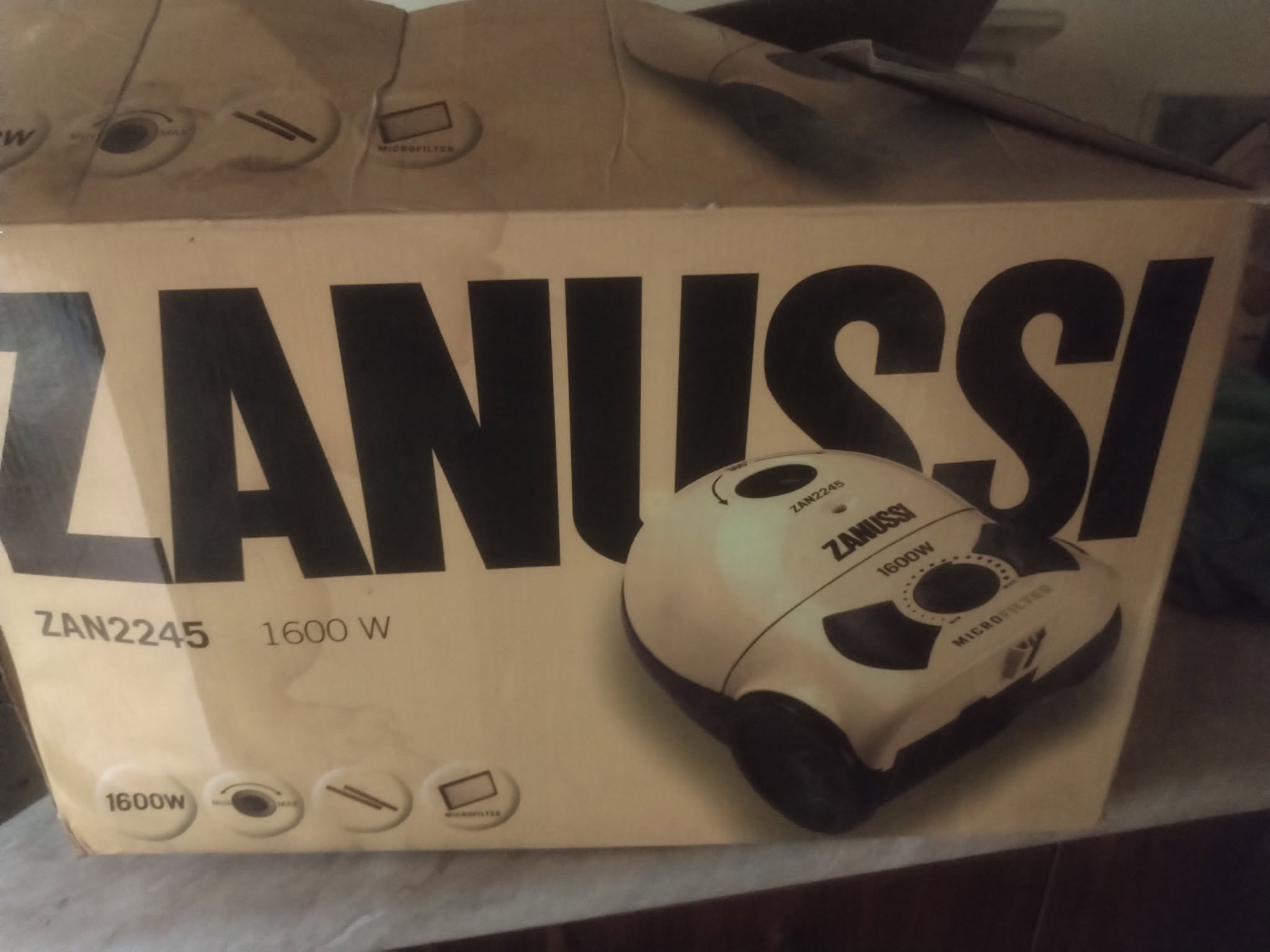 Zanussi ZAN2245 vacuum cleaner, 1600 Wt