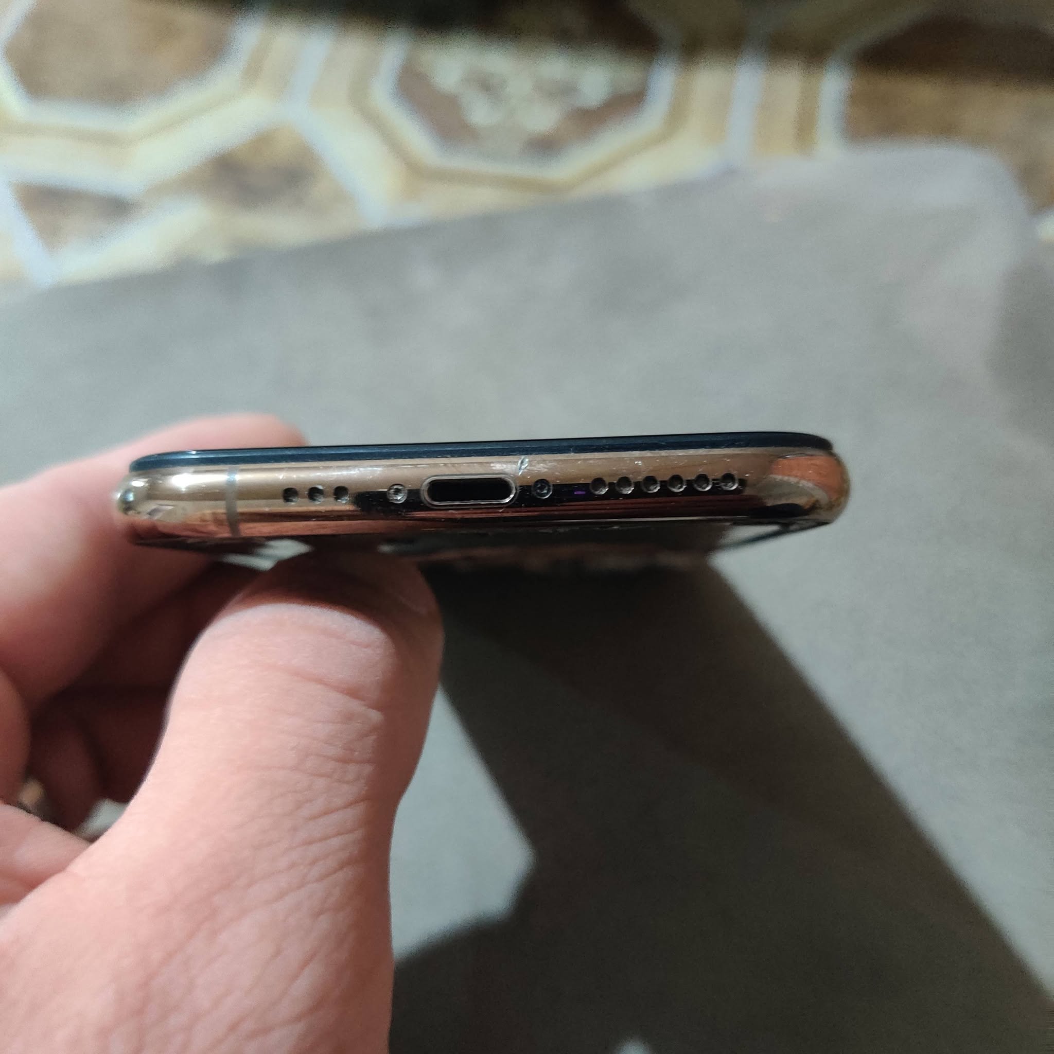 The iPhone 11 Pro is faulty and turns off.