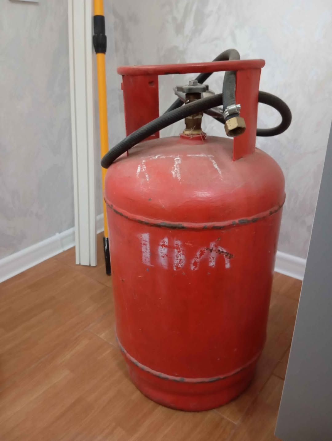 Газовый баллон с шлангом