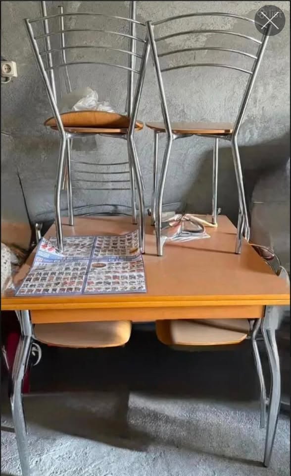 Սեղան և աթոռներ