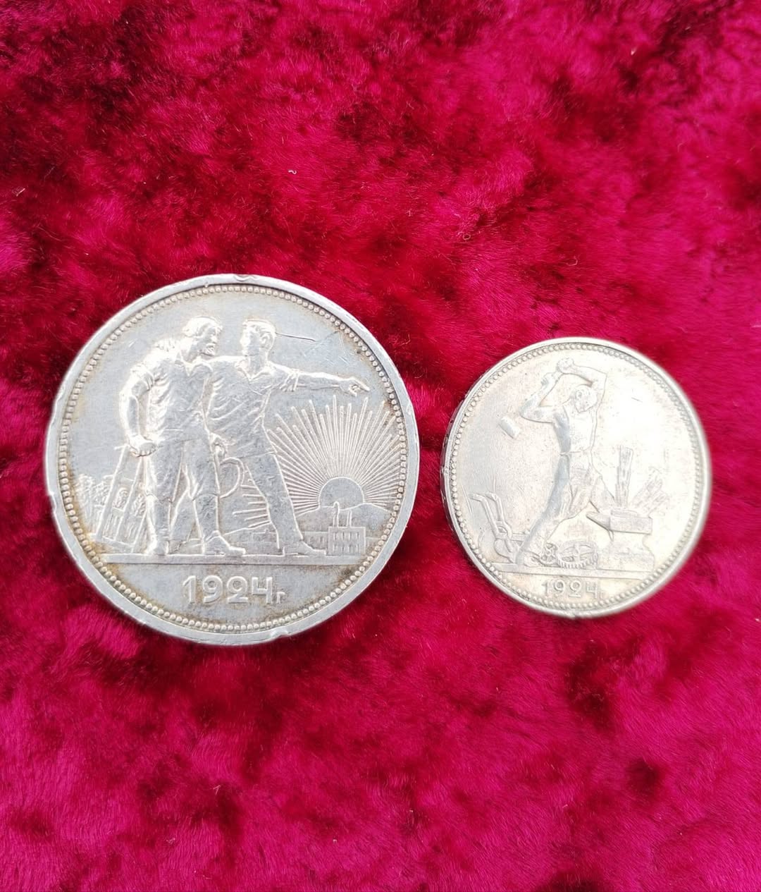 İki Sovyet 1924 yılı madalyası