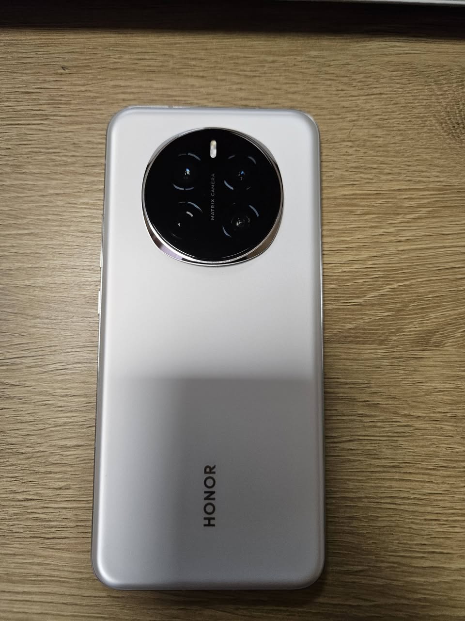 ვყიდი Honor magic7 კამერა 50mp ოპერატიულi — 1,500₾