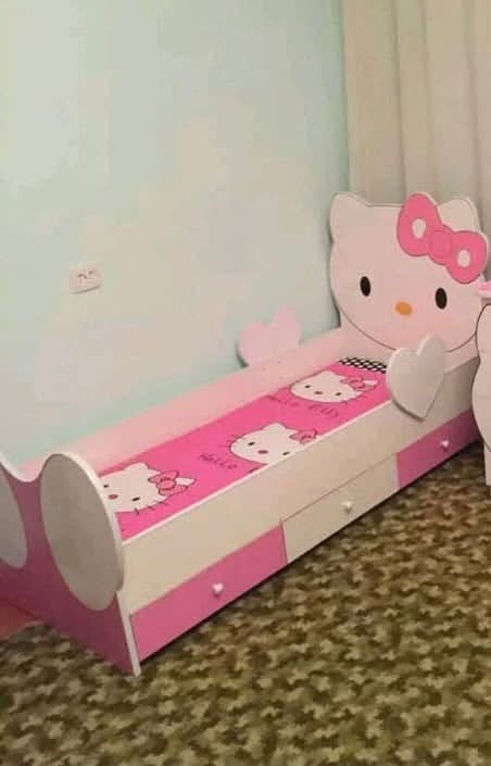 Hello Kitty çocuk yatağı, iyi durumdadır