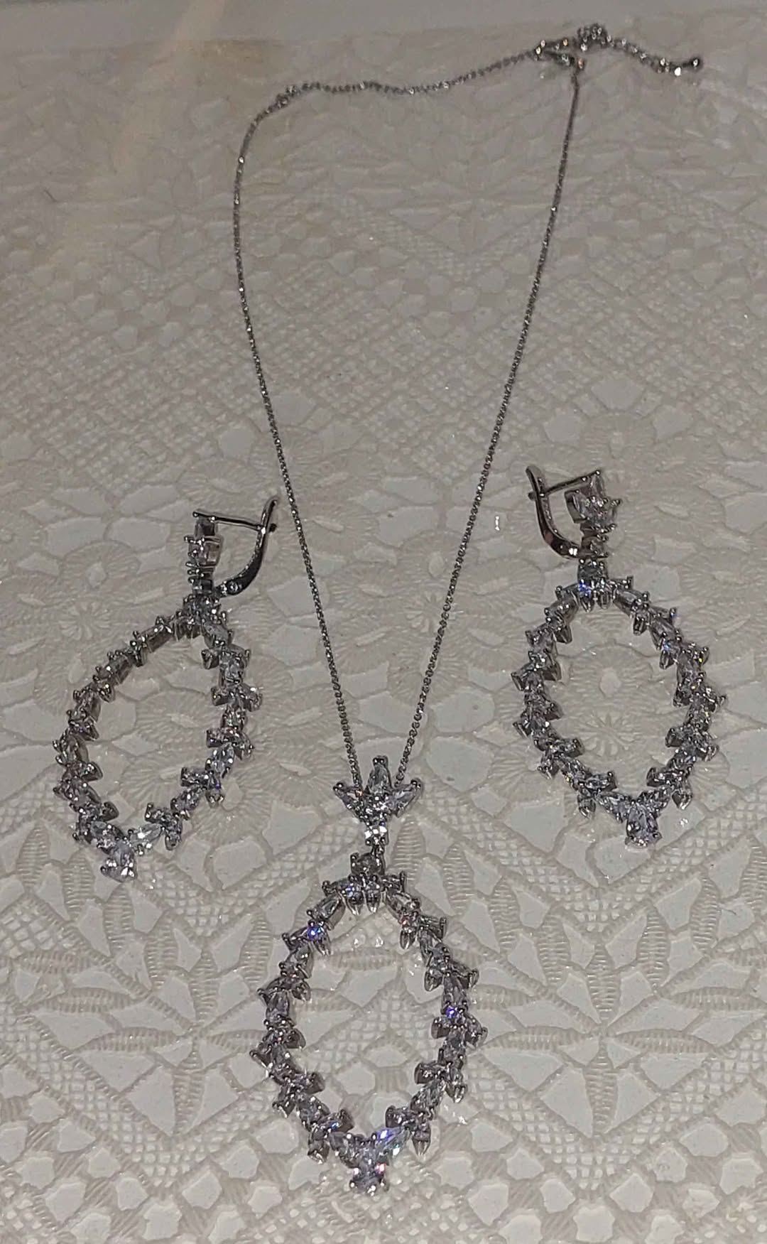 İri zirkonlu süs takımı: kolye ve küpe