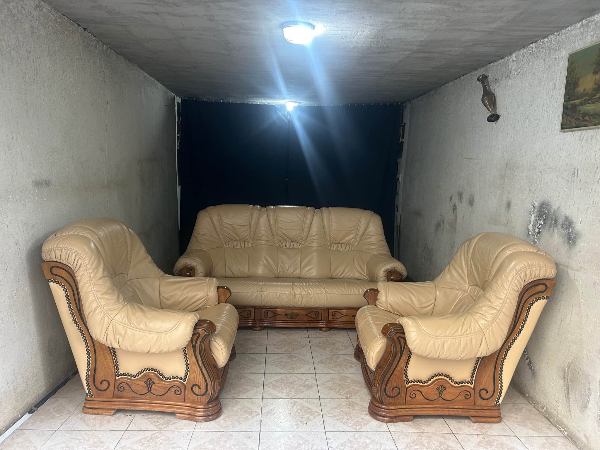 Belgian leather triplet, table