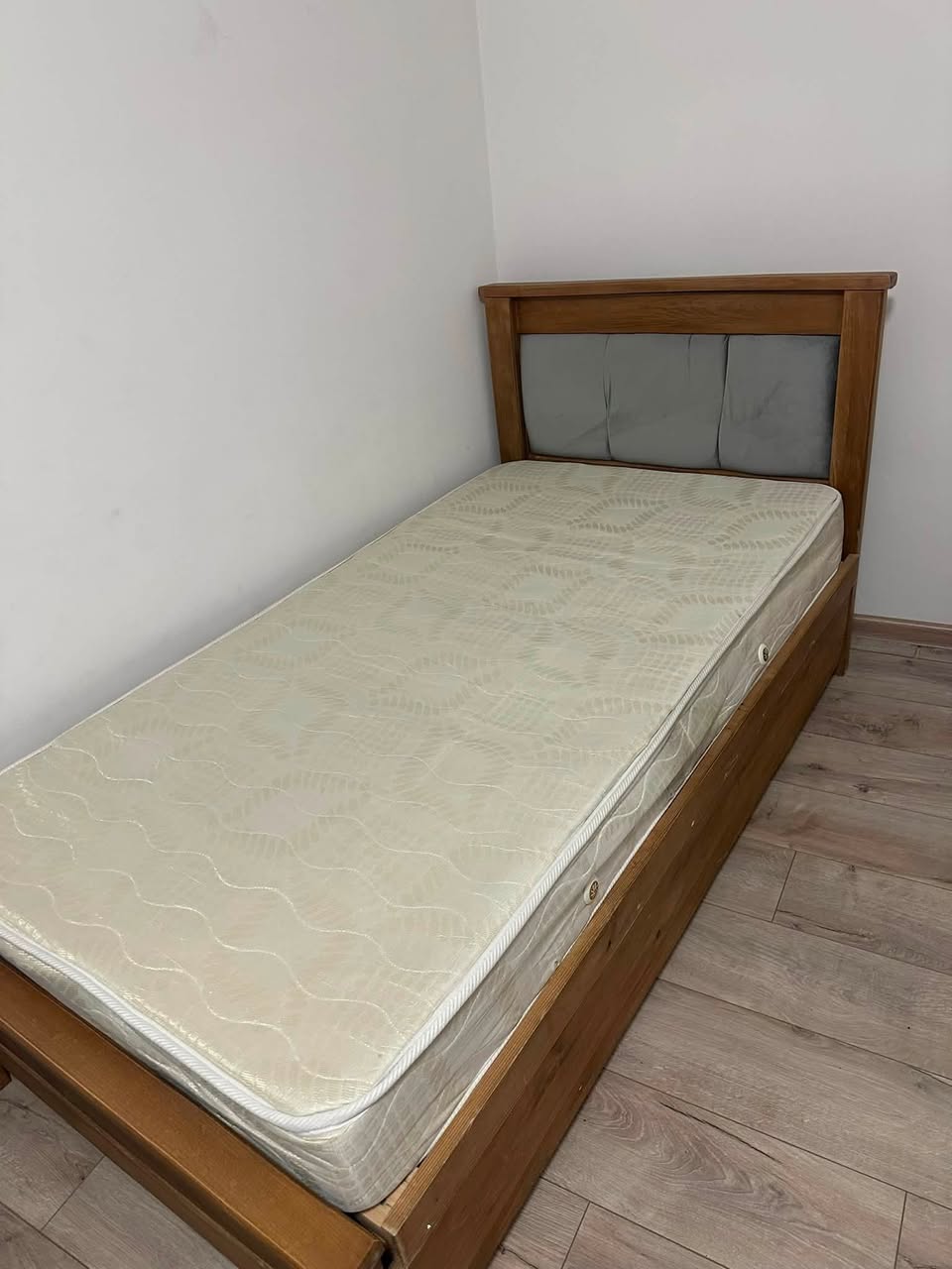 იყიდება საწოლი მატრასით 1.90/90 250 ლარი