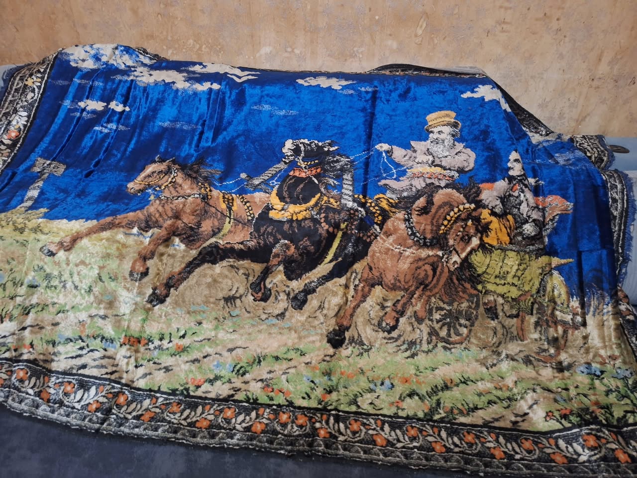 Մետաքսե գորգ, եռագույն բնապատկեր