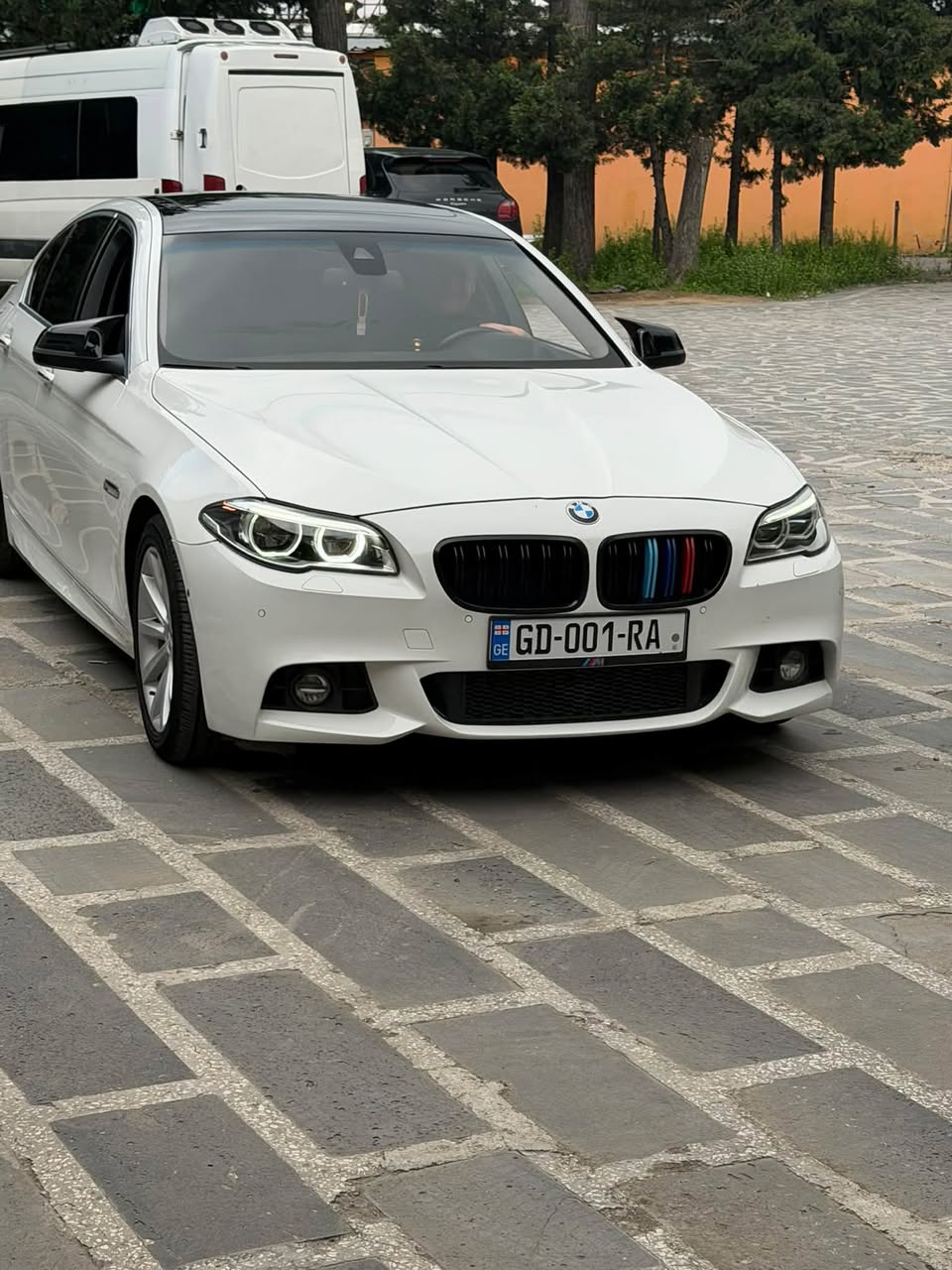 Սպիտակ BMW սեդան, վաճառքի համար