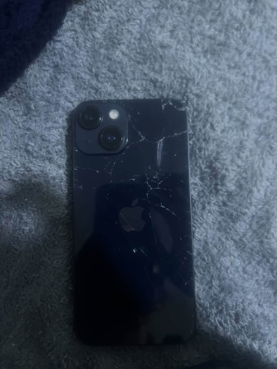 iPhone 13'ün çatlamış arka camı var