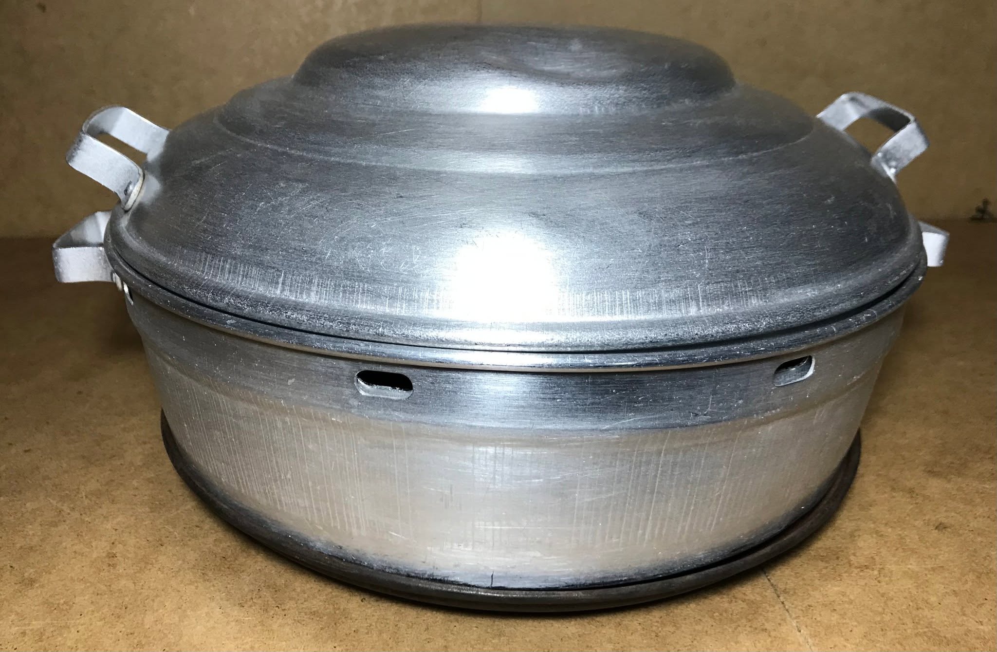 Aluminum pot with lid