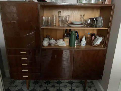 ხის ჭურჭლის კარადა