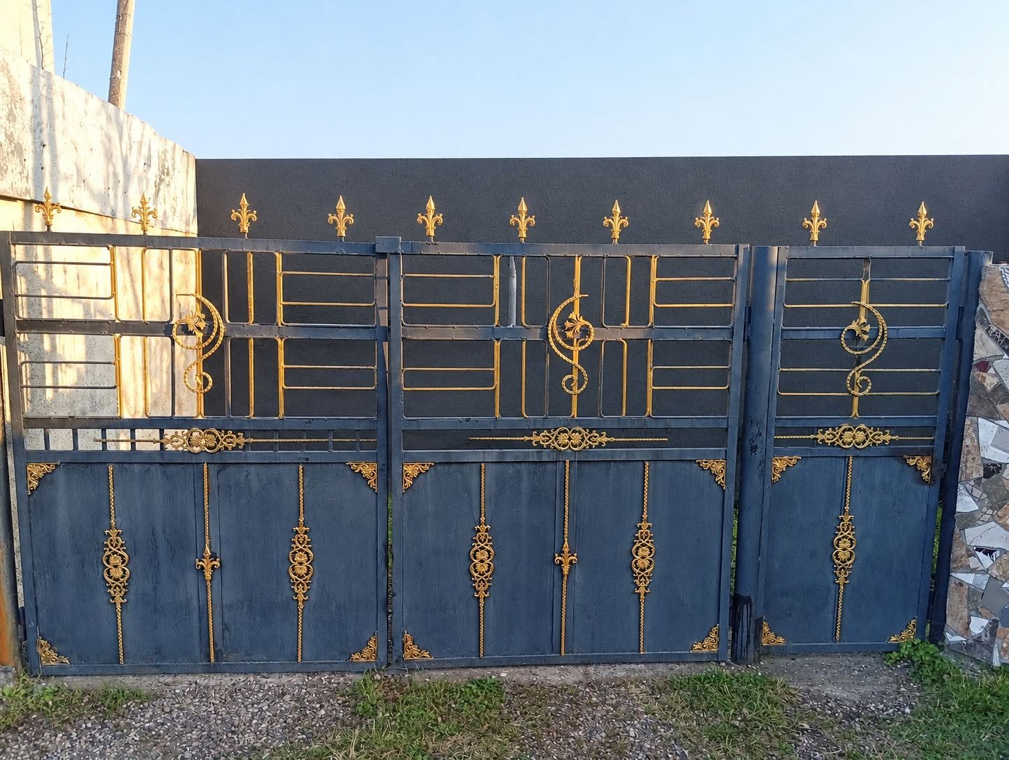 Selling a door with its hinges, size 4, for 800₾