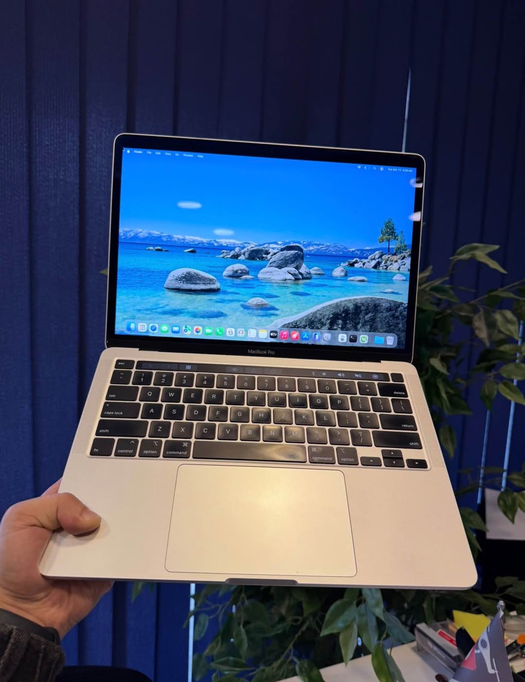 MacBook Pro 2020 beyaz bir fondo üzerinde