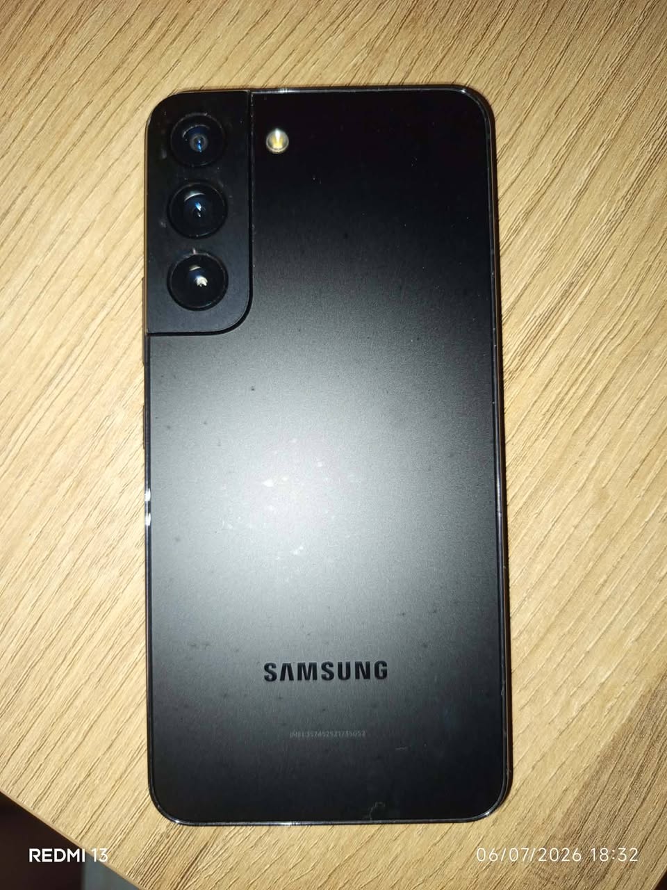 Смартфон Samsung черного цвета, хорошая камера
