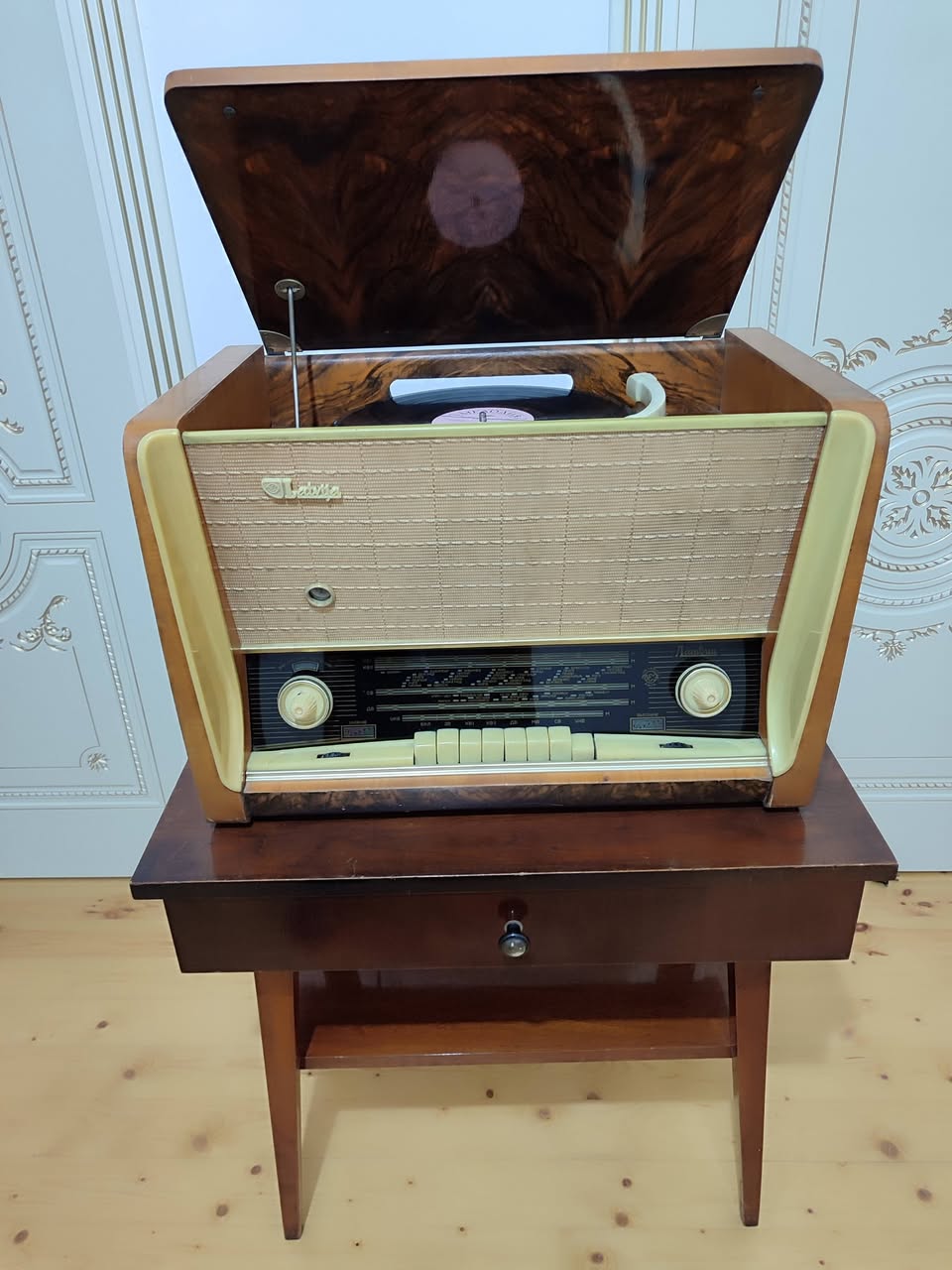Latvia 1959 radio-qramofon və stol