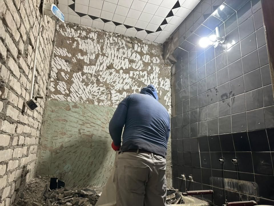 Banyo vantuzlarının sökümünü (yıkımını) gerçekleştiriyoruz. Ofis...