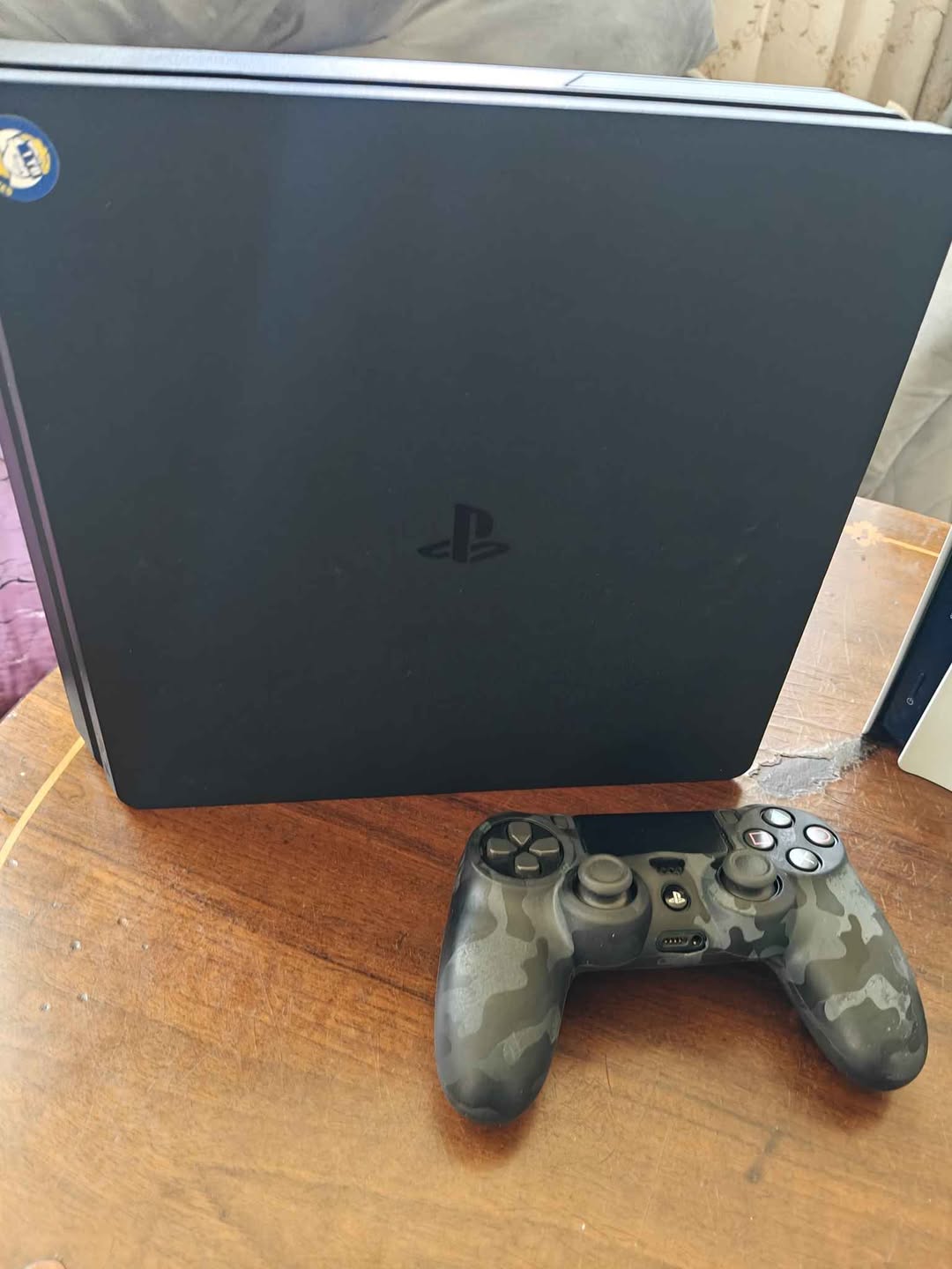 PlayStation 4 konsolu ve kumandası